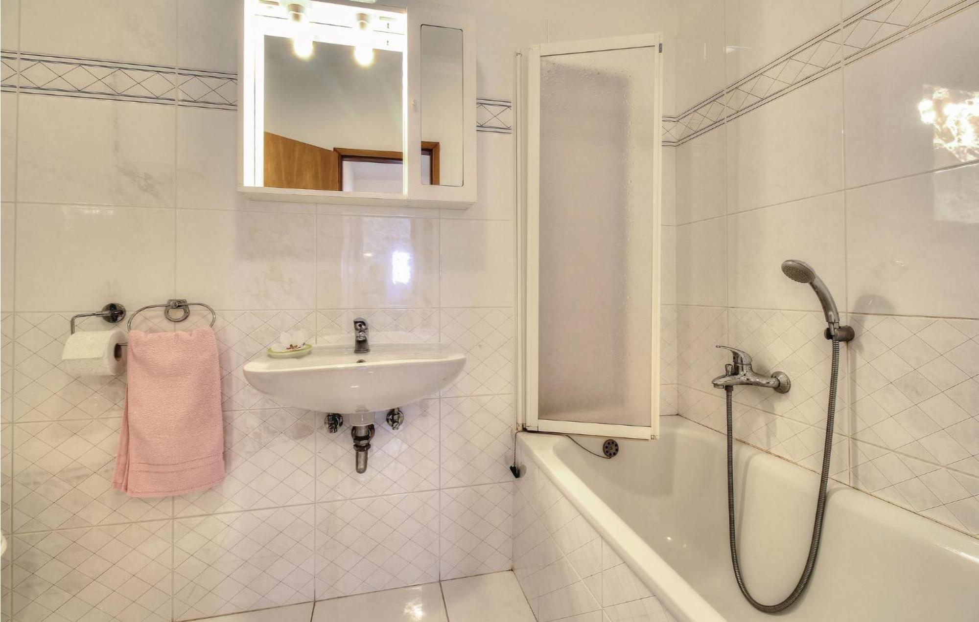 Cozy Apartment In Zambratija With Kitchen Apartment