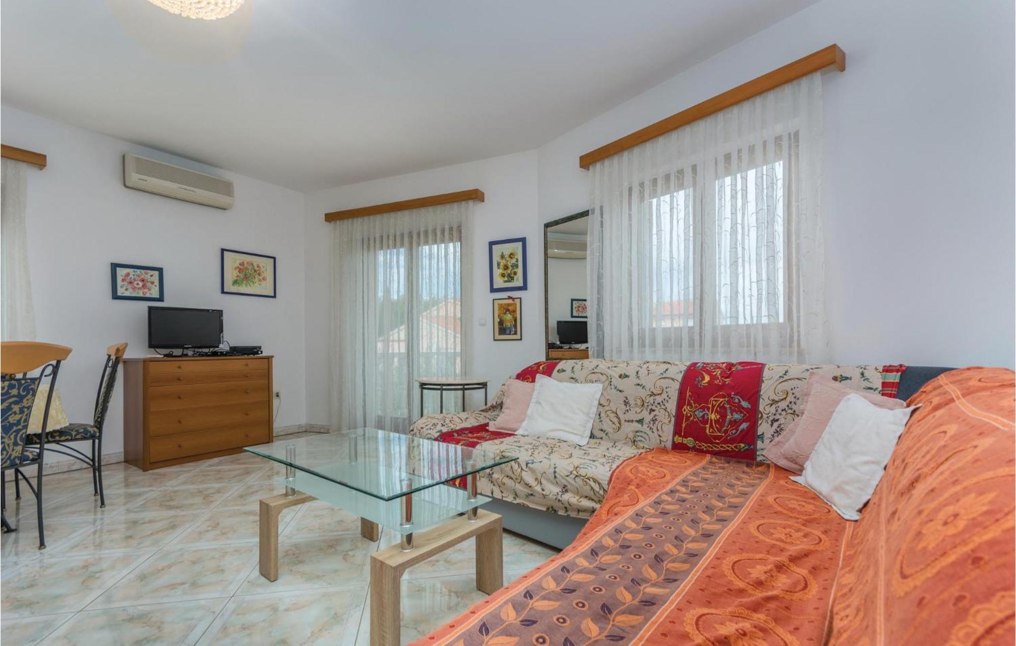 Cozy Apartment In Zambratija With Kitchen