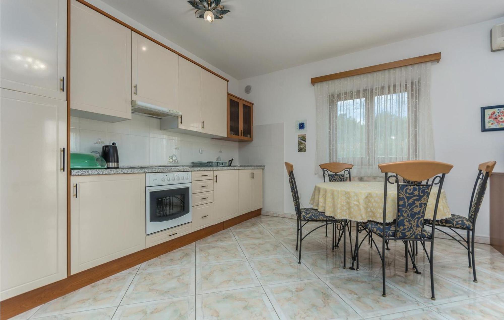 Cozy Apartment In Zambratija With Kitchen Zambratija (Istria)