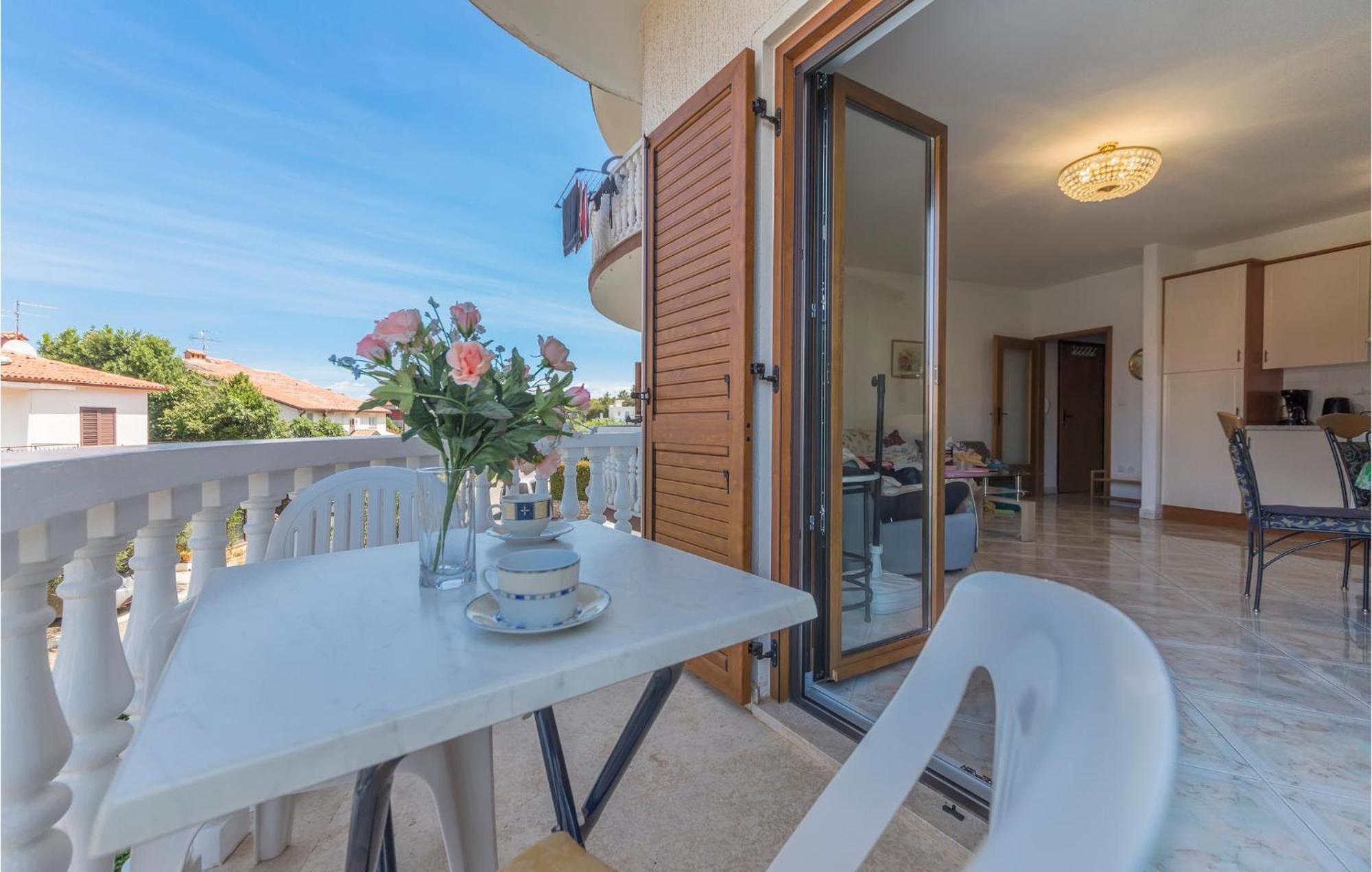 Cozy Apartment In Zambratija With Kitchen Apartment *