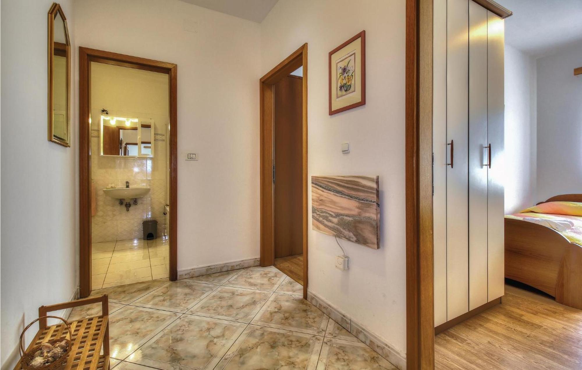 Cozy Apartment In Zambratija With Kitchen *
